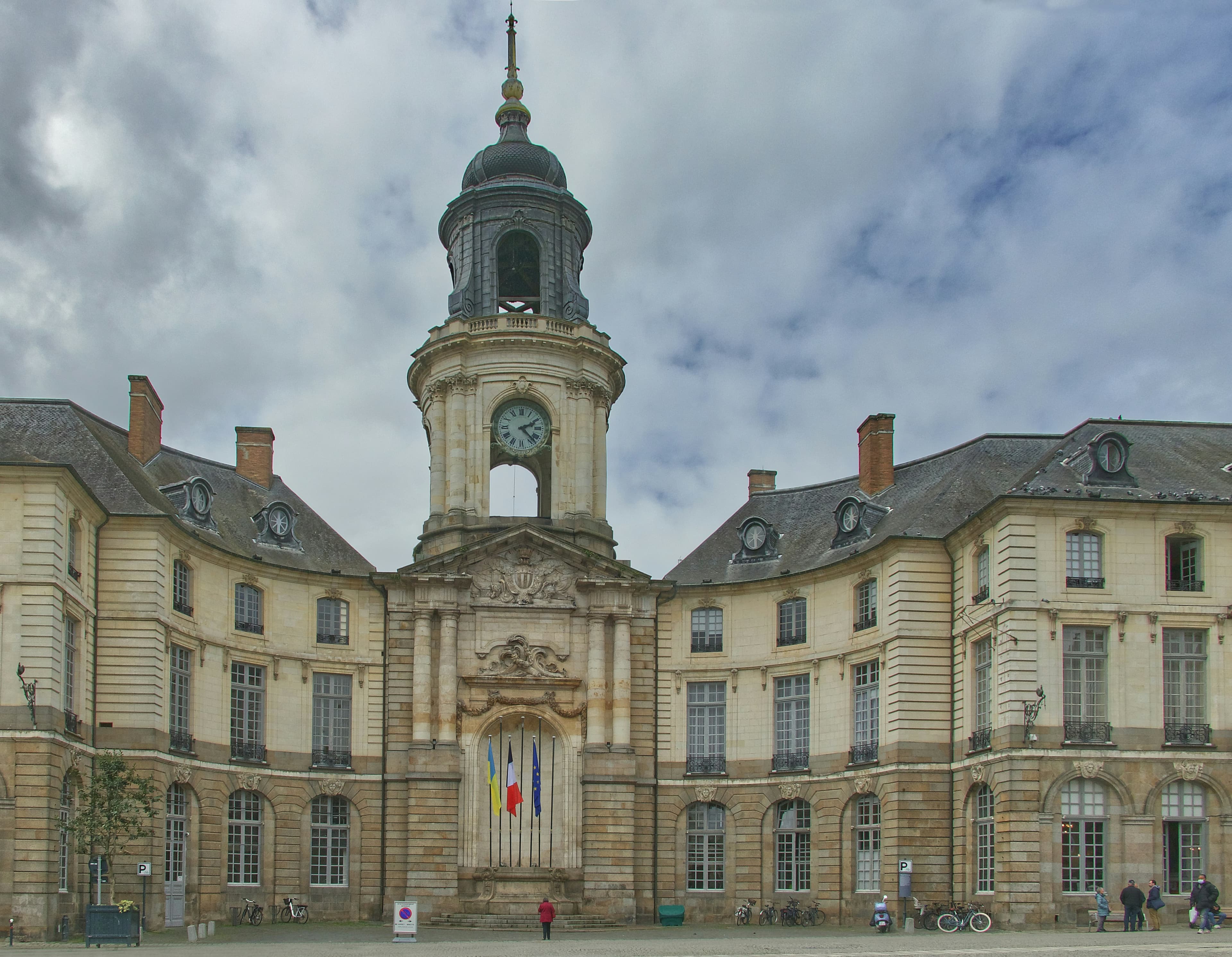 Façade de l'hôtel de ville de Rennes avec sa tour horloge