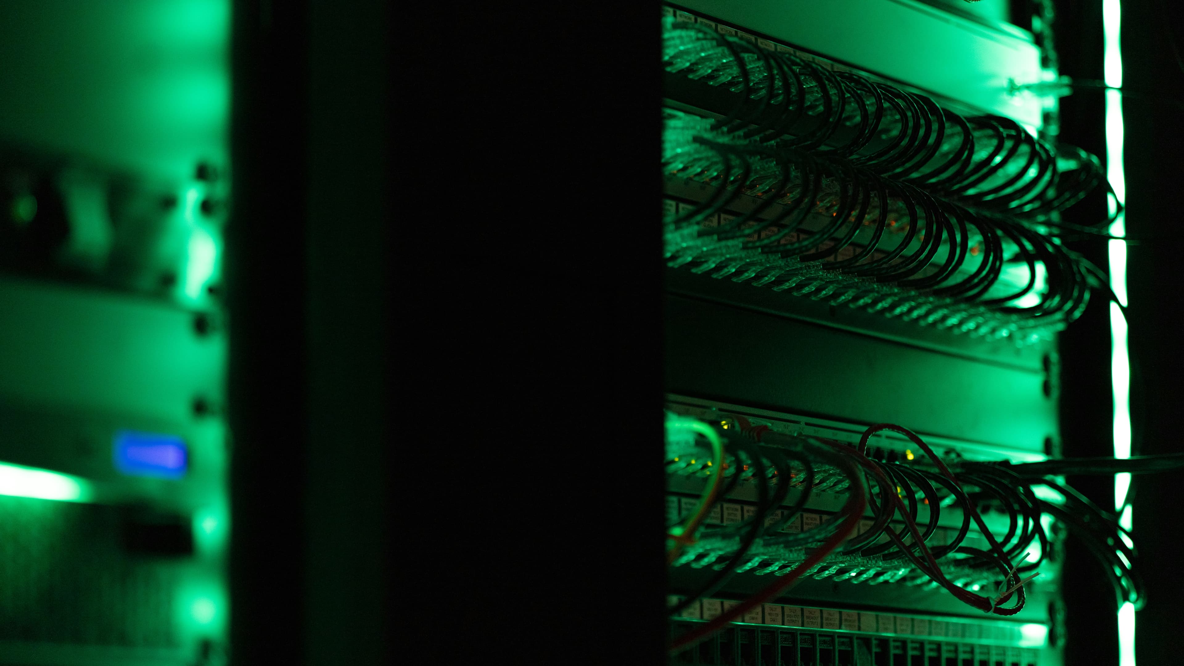 Une baie d'équipements électroniques dans une salle sombre