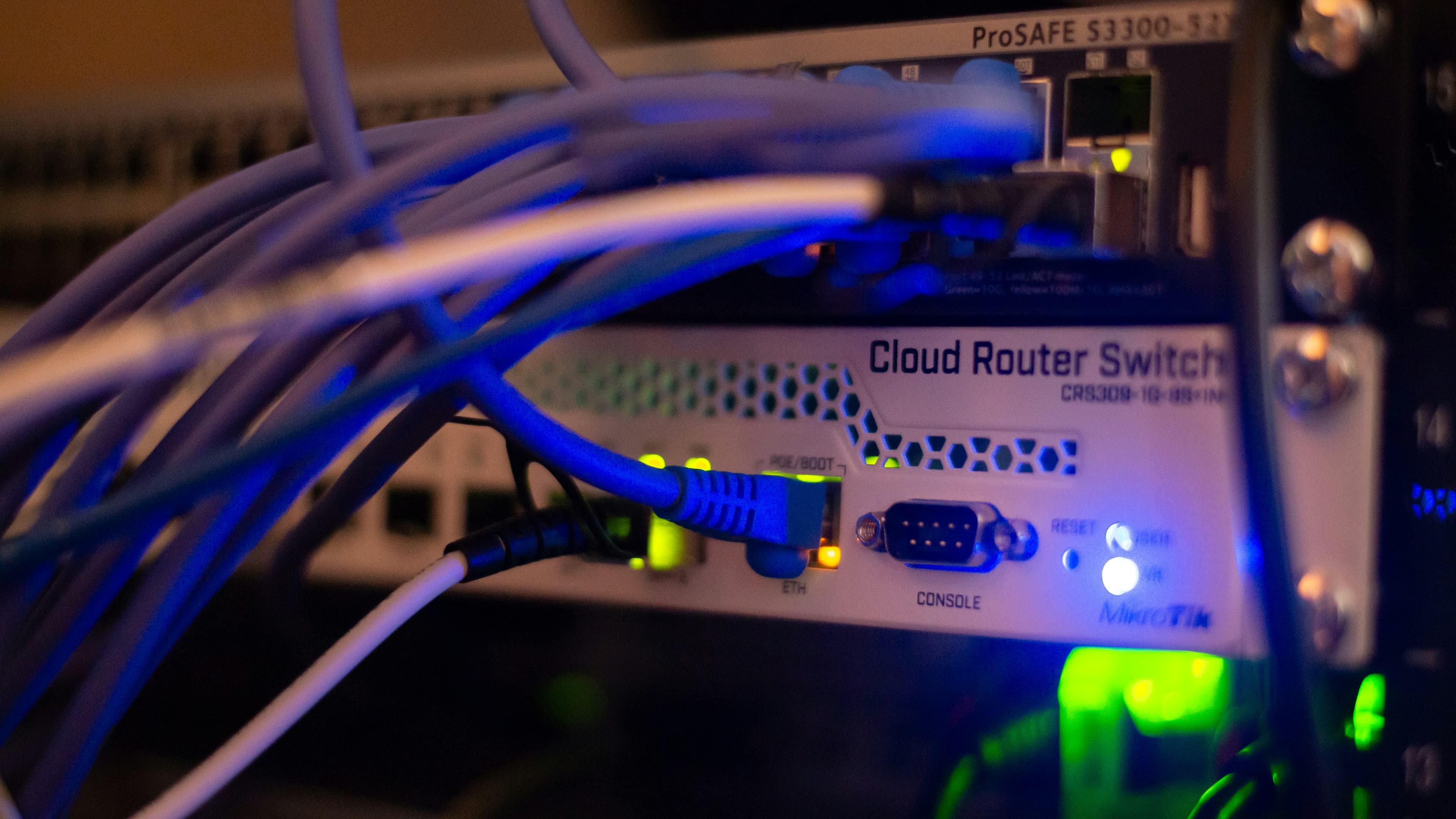 Câbles réseau branchés sur un équipement d'infrastructure informatique