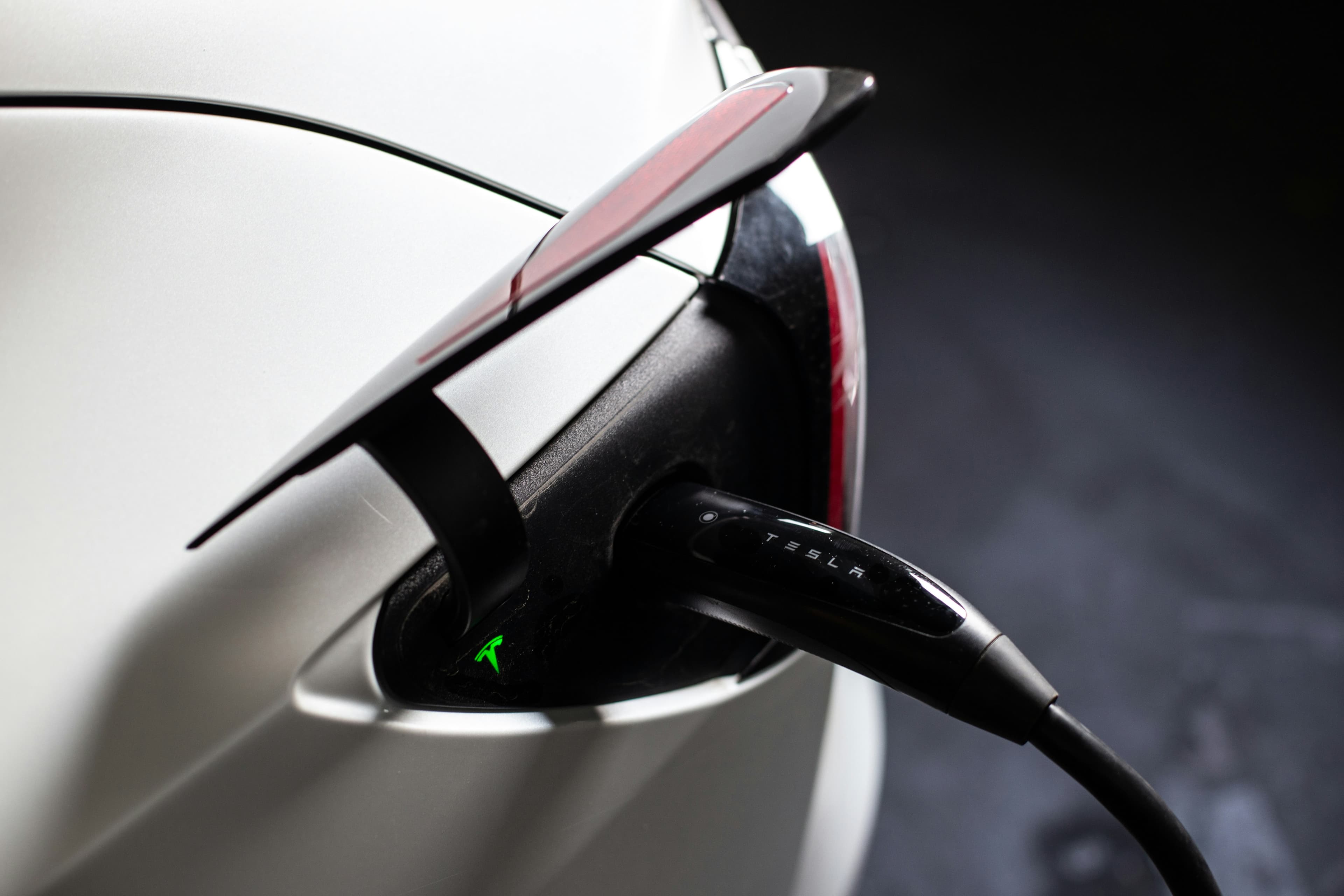 Voiture électrique branchée à une borne de recharge