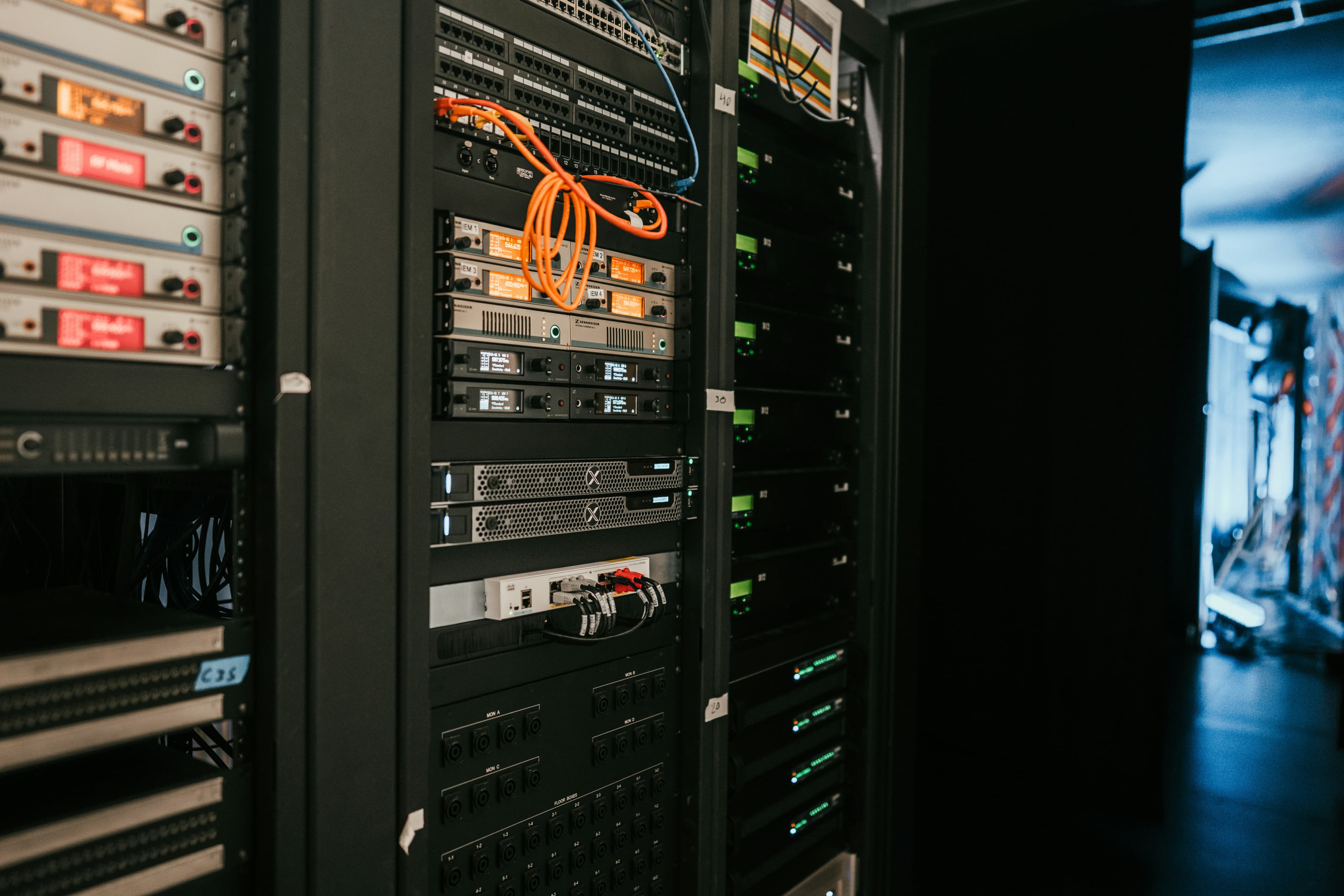 Rangées de baies de serveurs dans une salle de data center