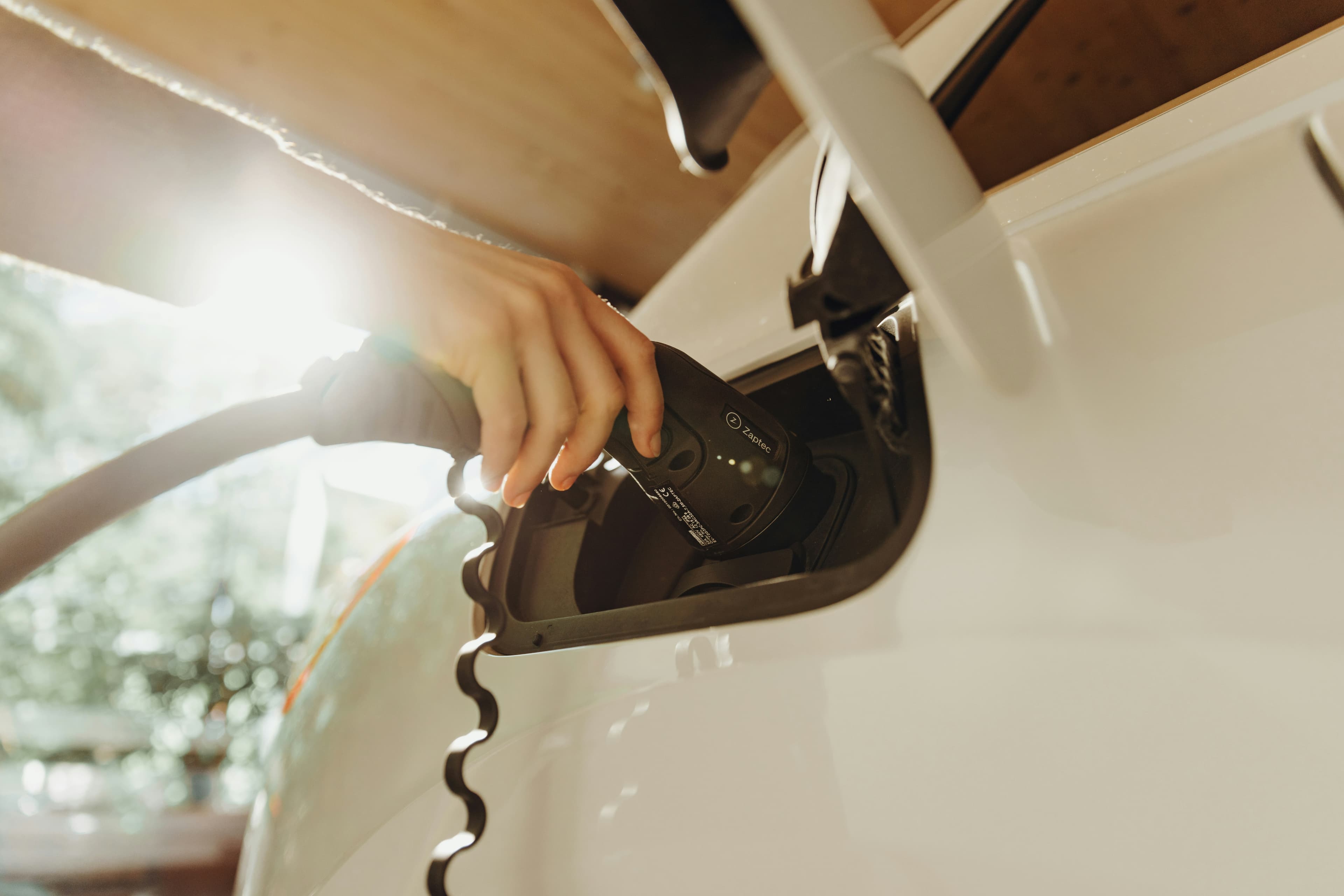 Câble de recharge branché sur une voiture électrique