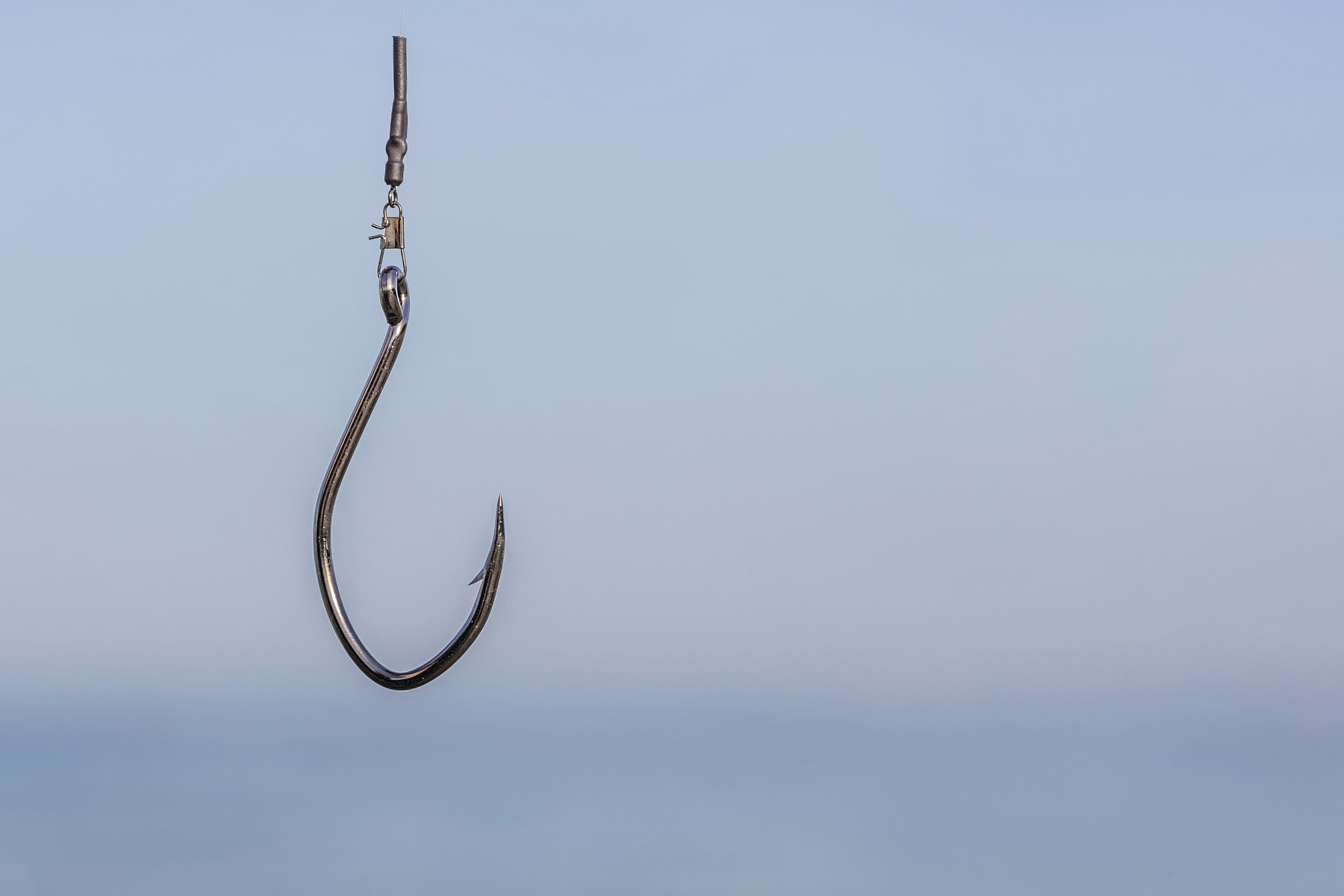 Un hameçon de pêche suspendu au flanc d'un bateau
