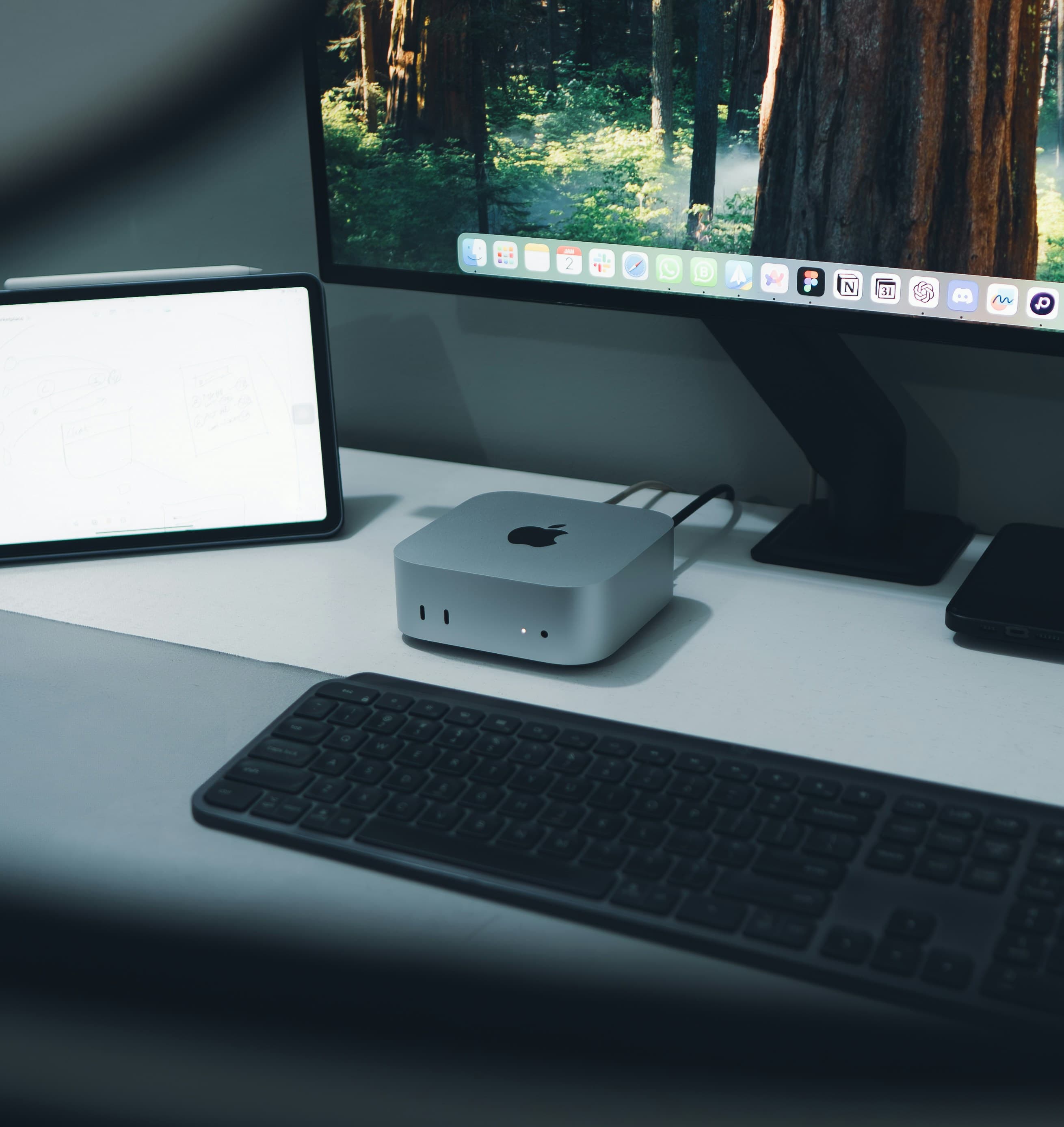 Mac mini posé sur un bureau épuré