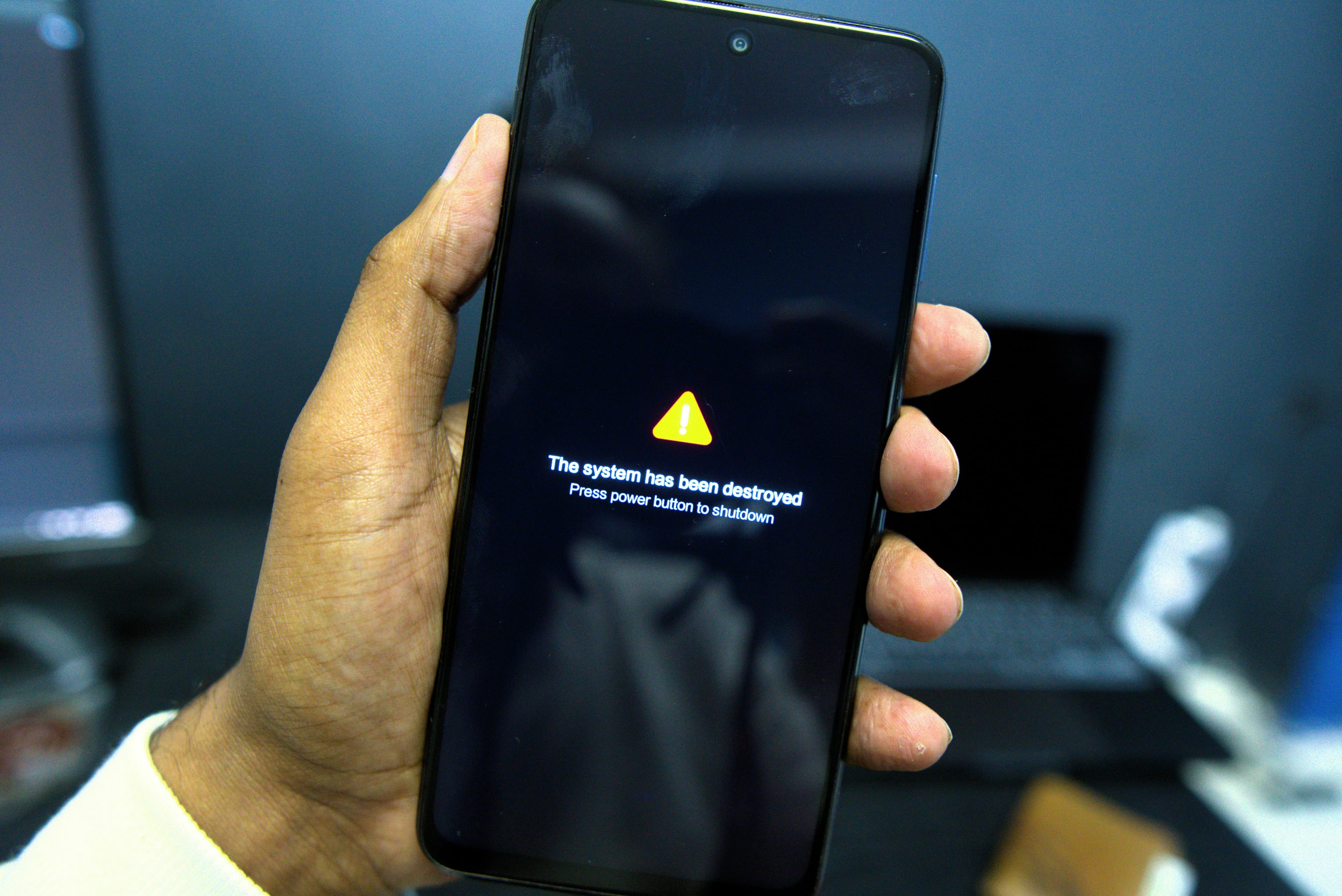 Téléphone affichant un message d'erreur système