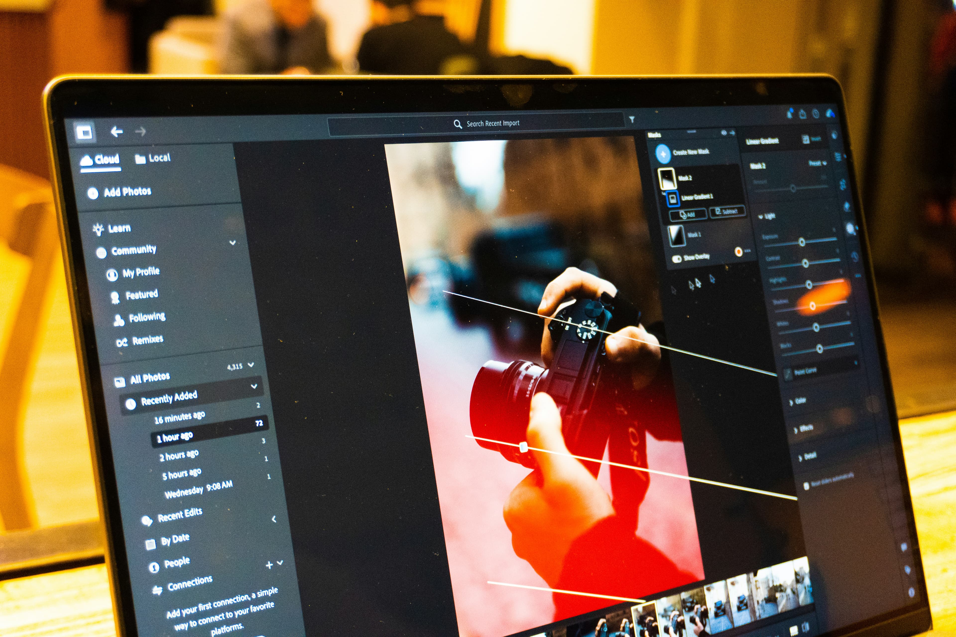 Logiciel de retouche photo affiché sur l'écran d'un ordinateur portable