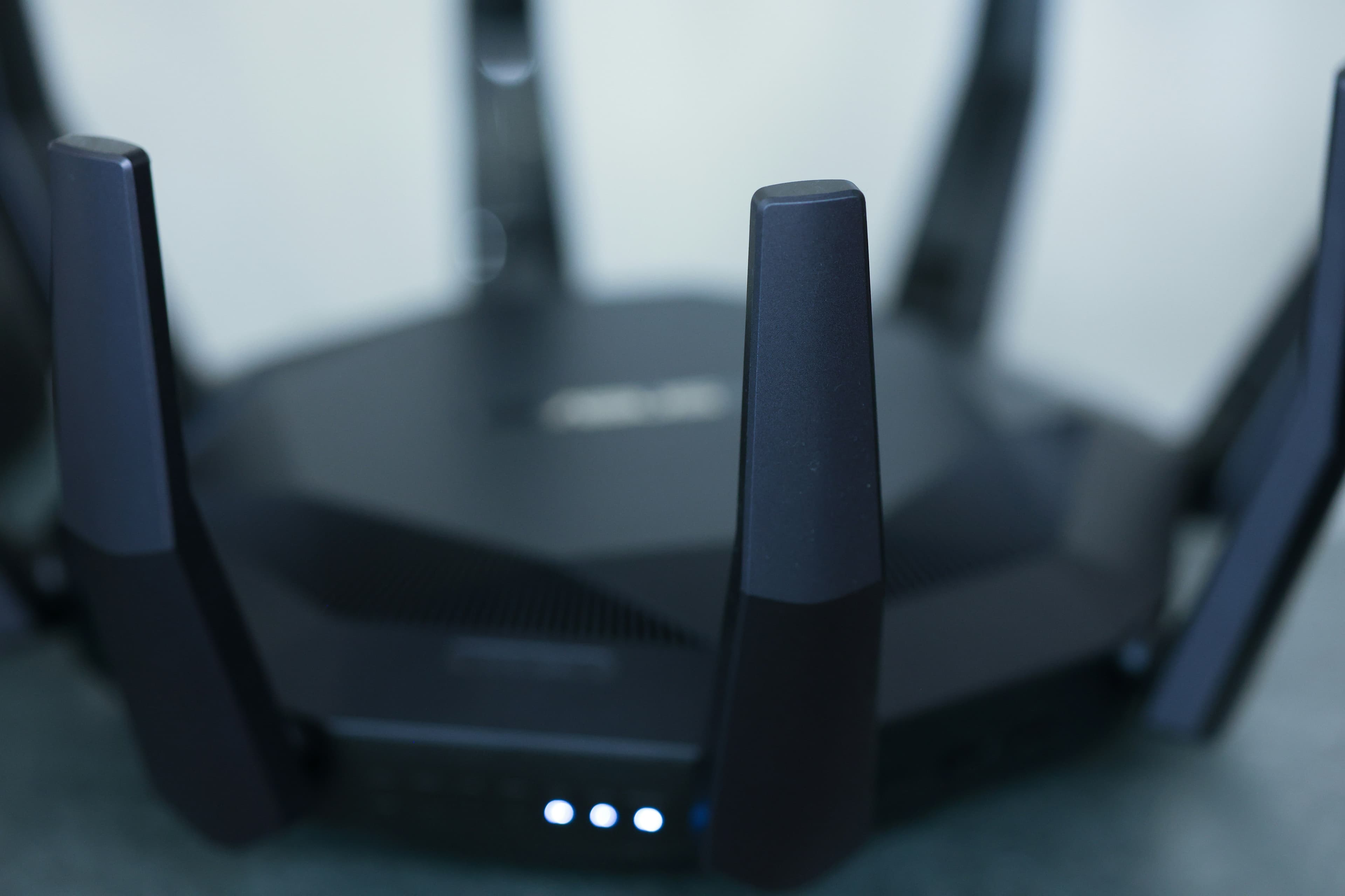 Gros plan sur un routeur Wi-Fi avec plusieurs antennes et des voyants lumineux