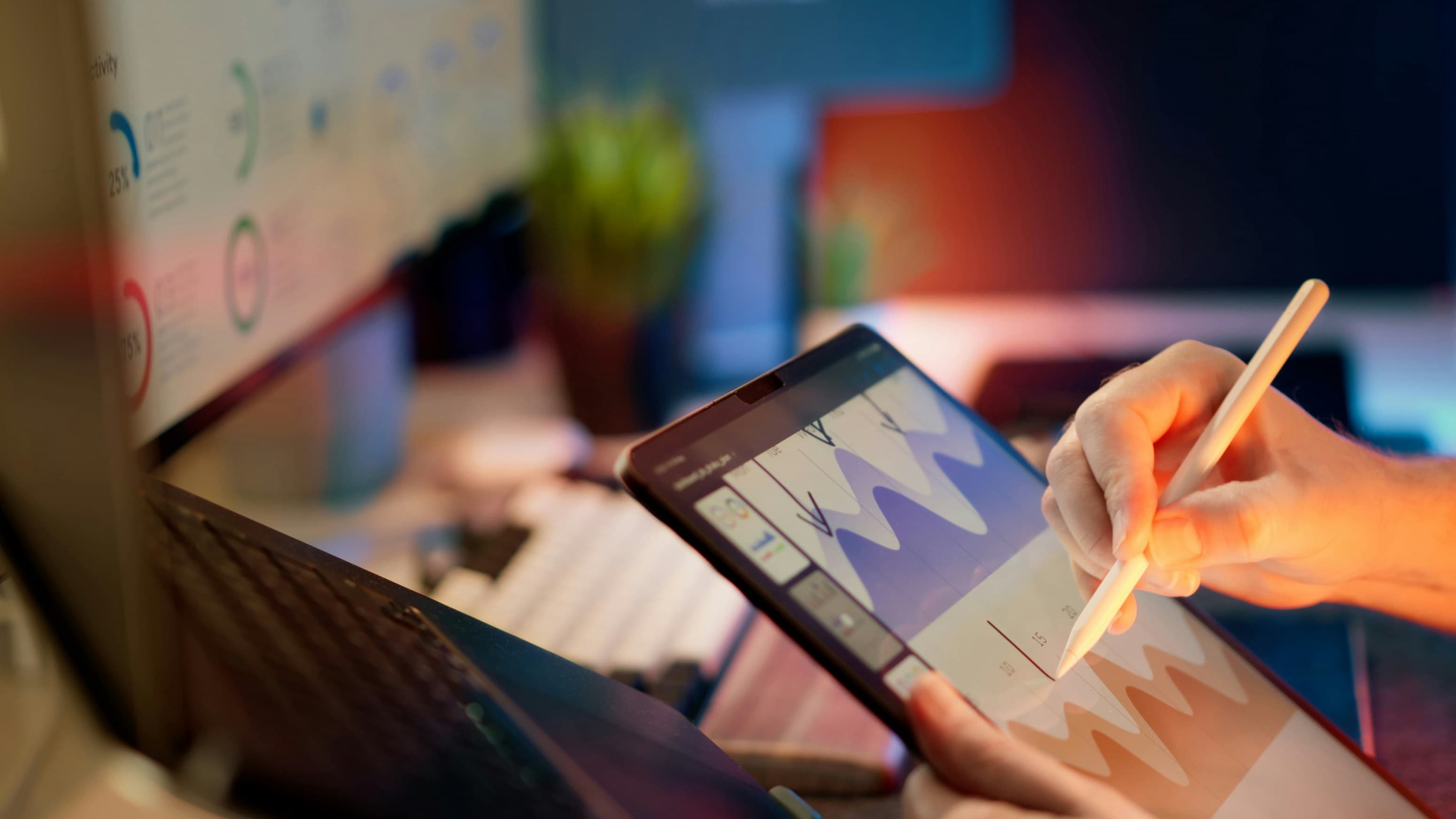 Une personne esquisse un dessin sur une tablette graphique