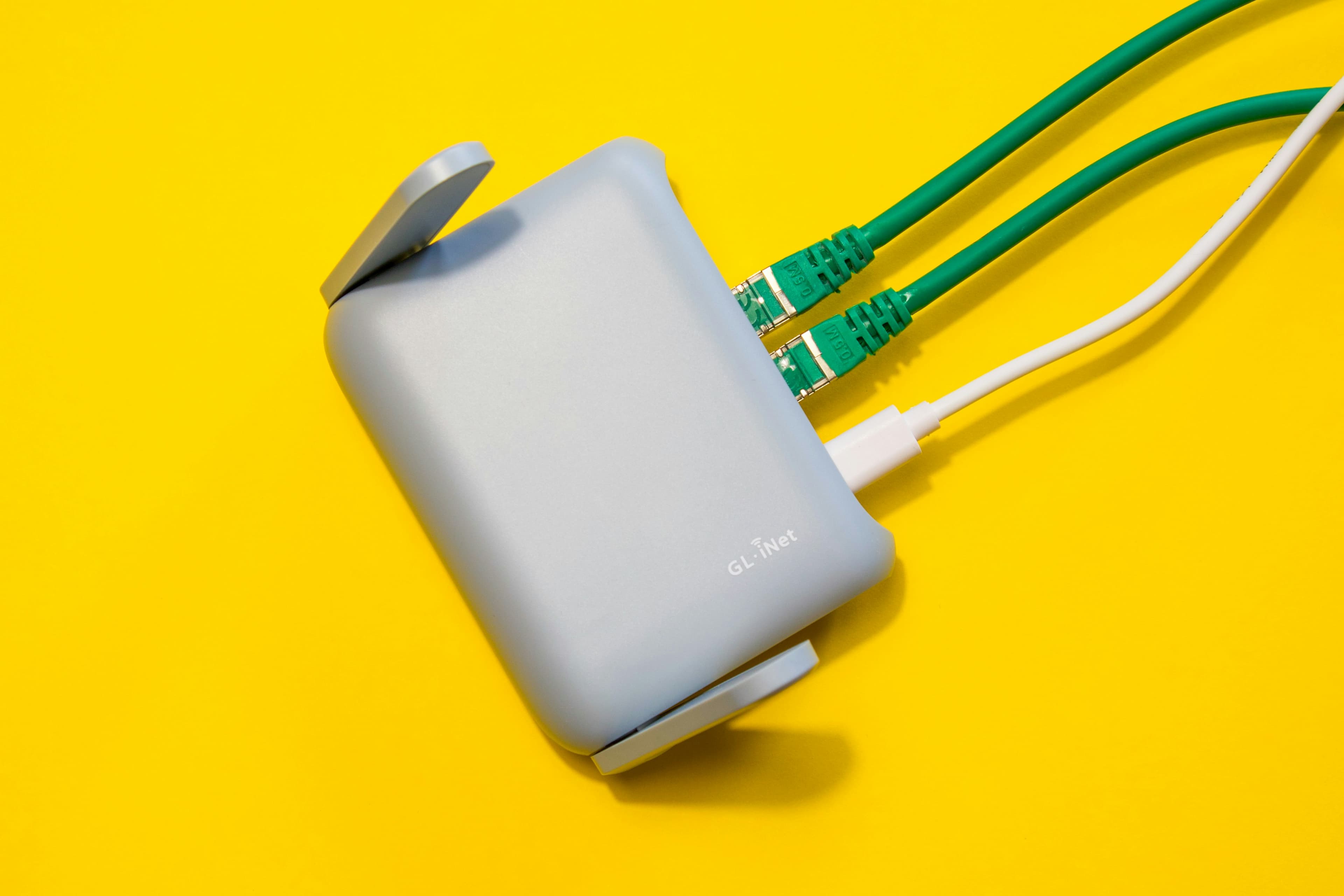 Routeur réseau avec câbles Ethernet branchés