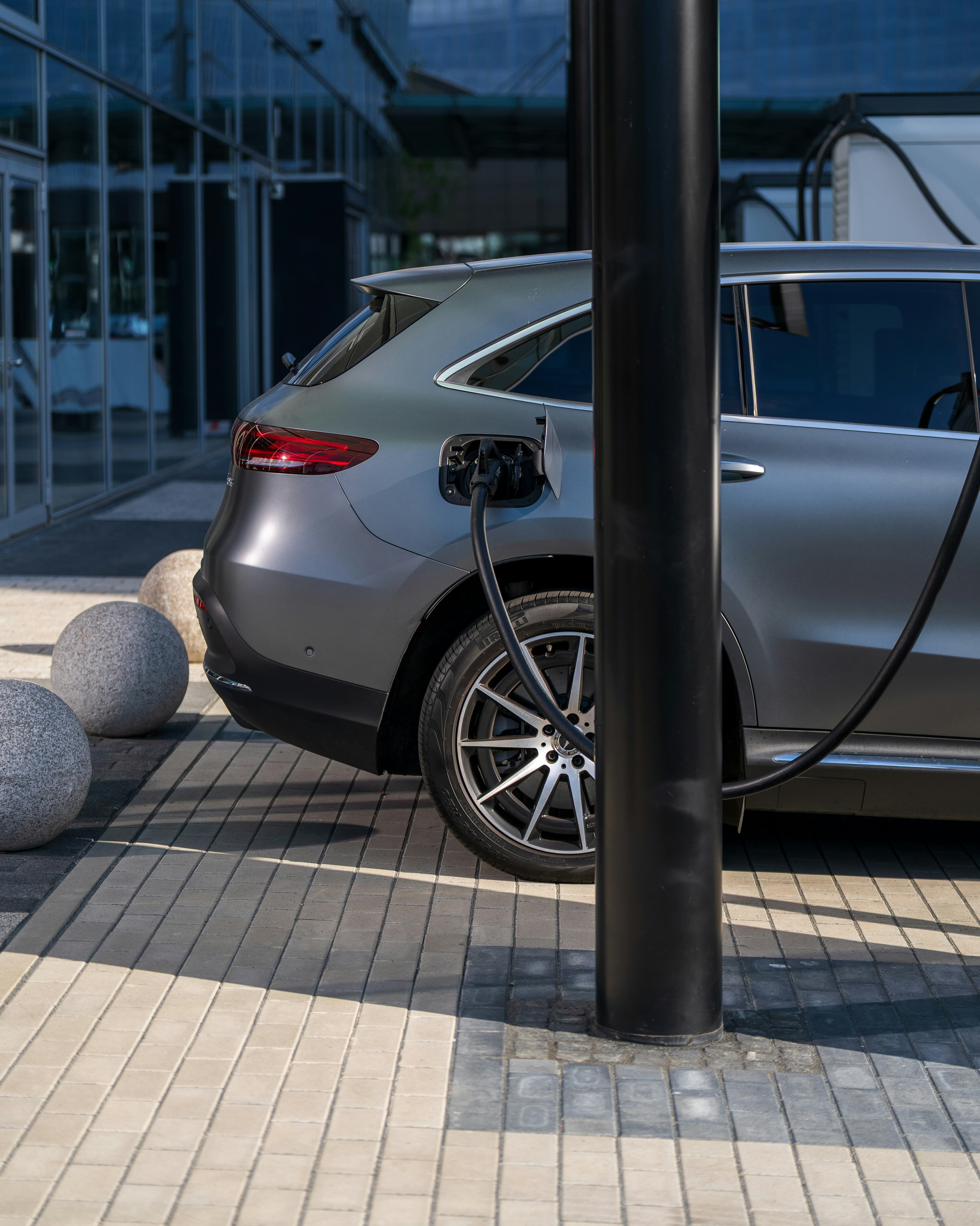 Voiture électrique en charge à une borne, de nuit