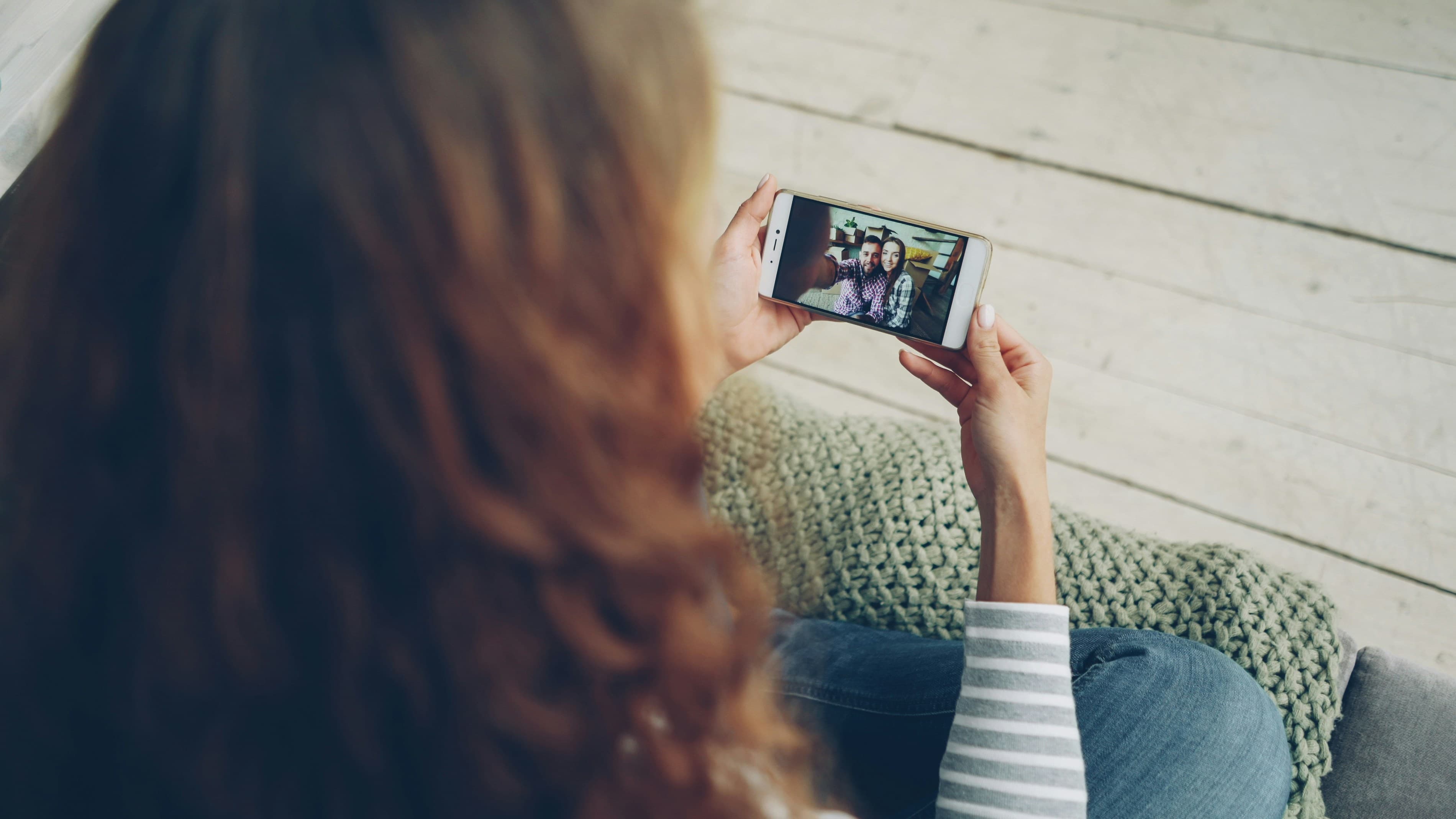 Femme regardant une vidéo sur son smartphone