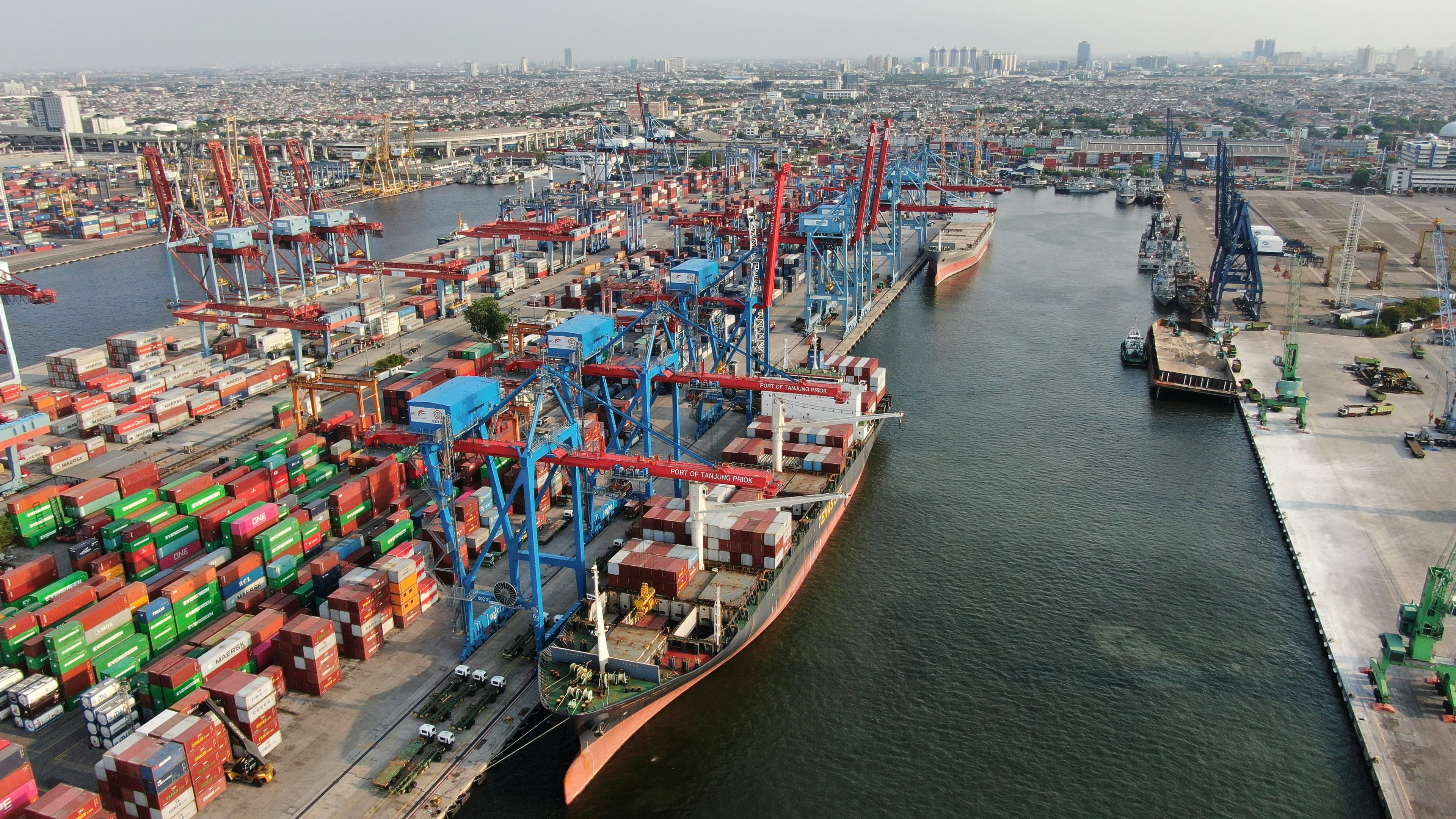 Port maritime animé avec des grues et des conteneurs de fret empilés