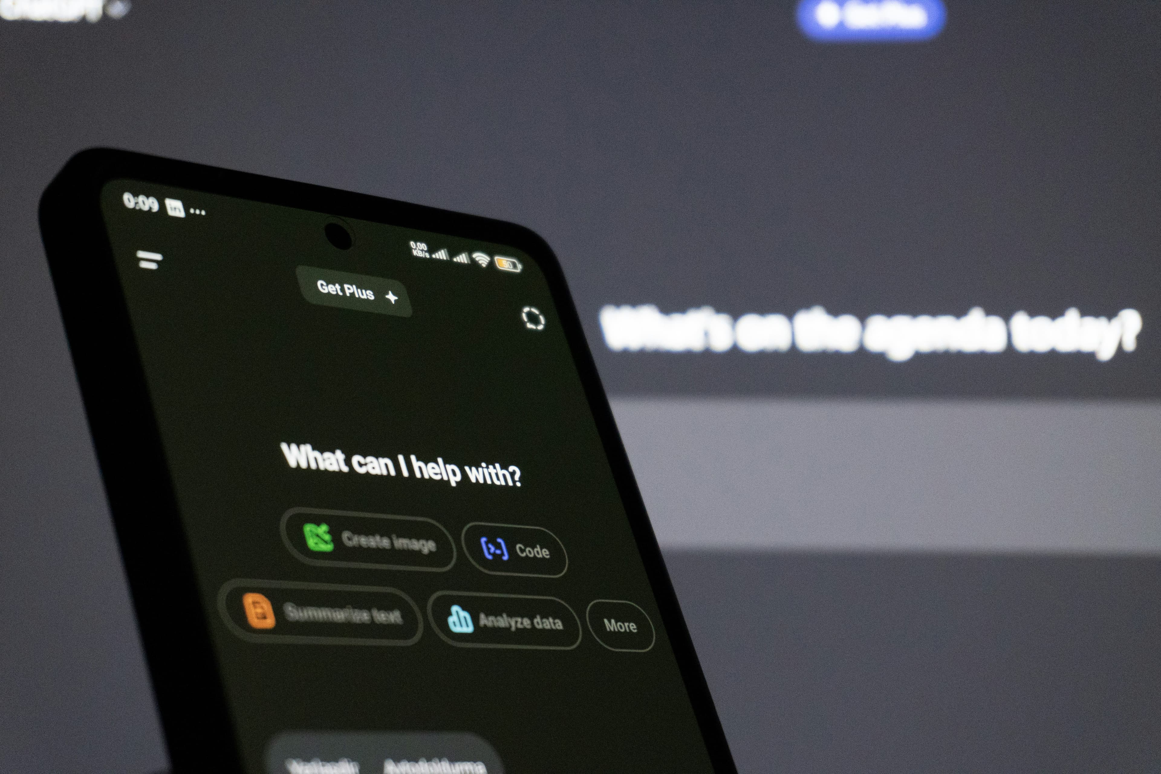 Écran de smartphone affichant une interface d'assistant IA