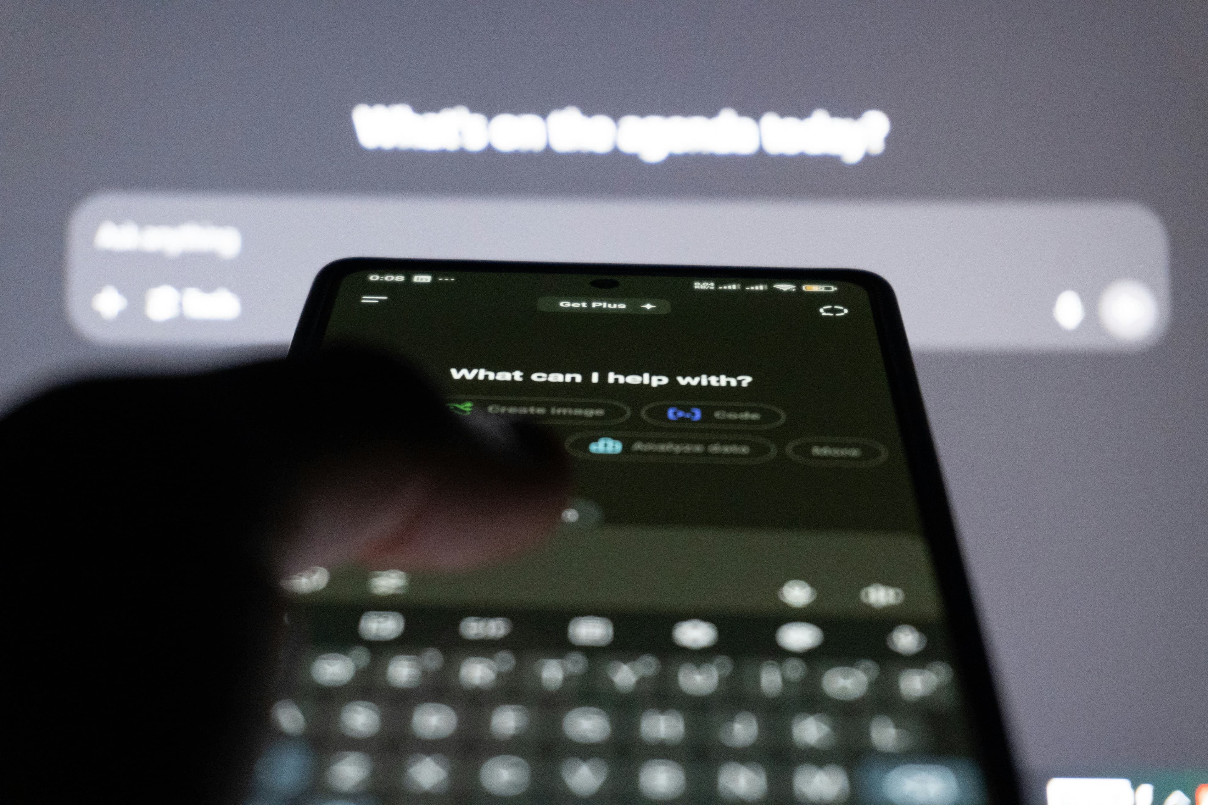 Personne utilisant un assistant conversationnel IA sur l'écran de son smartphone