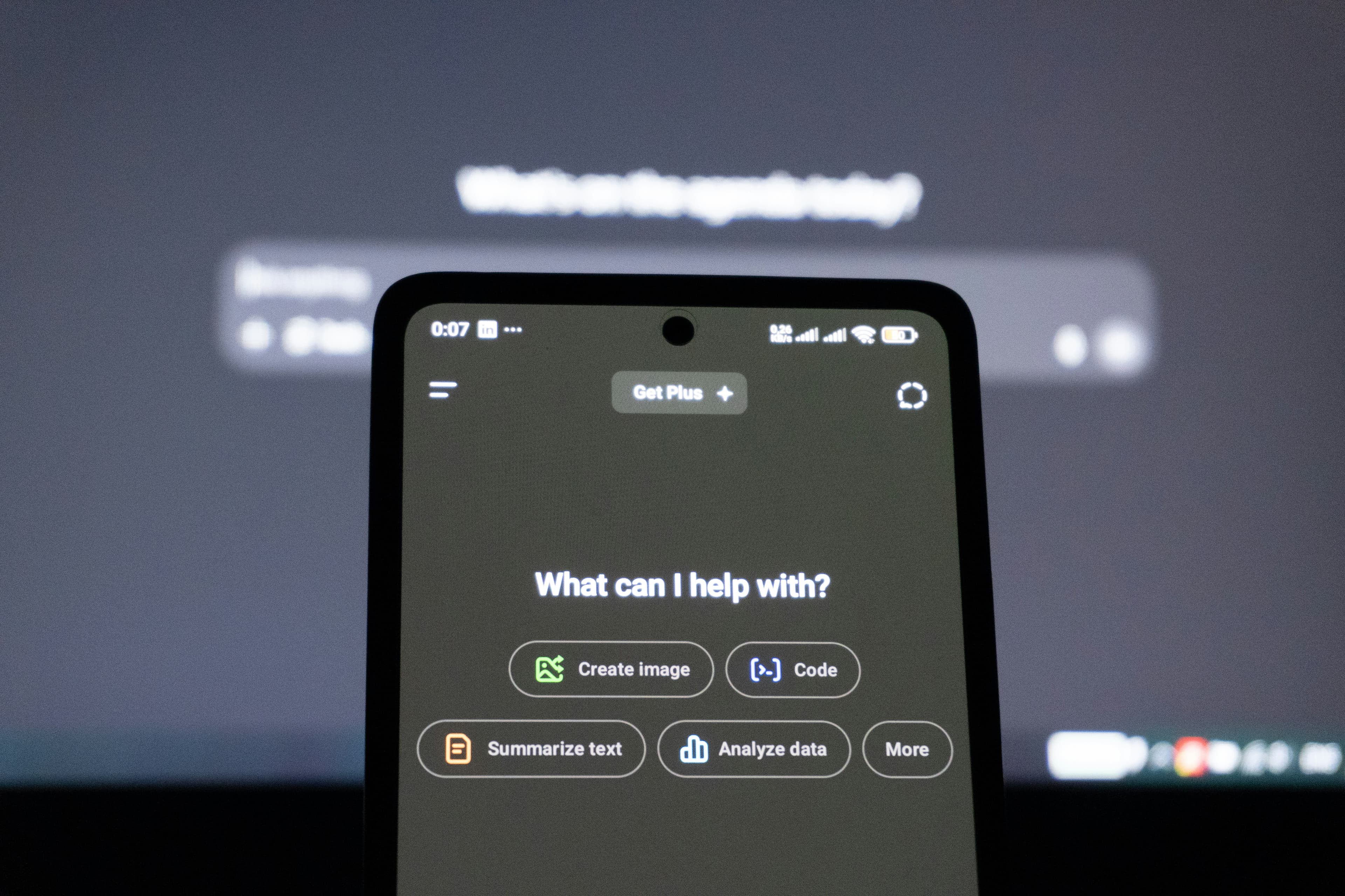 Écran de smartphone affichant les options d'un assistant intelligent