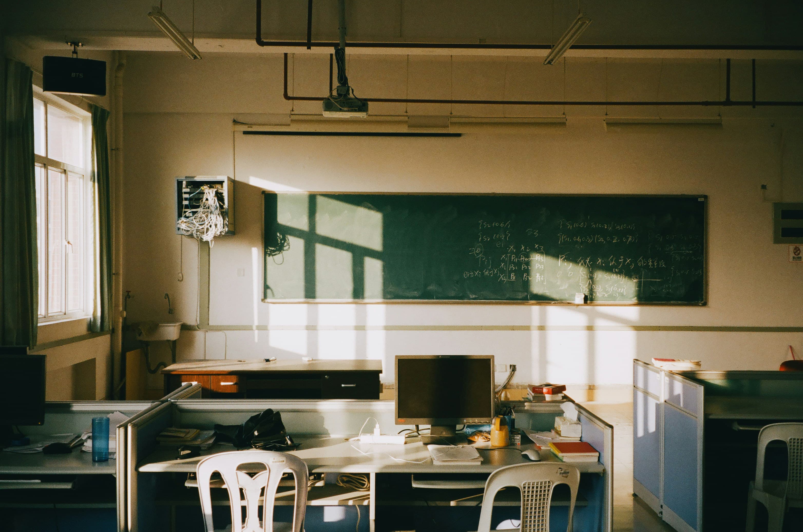 Salle de classe vide baignée de lumière naturelle