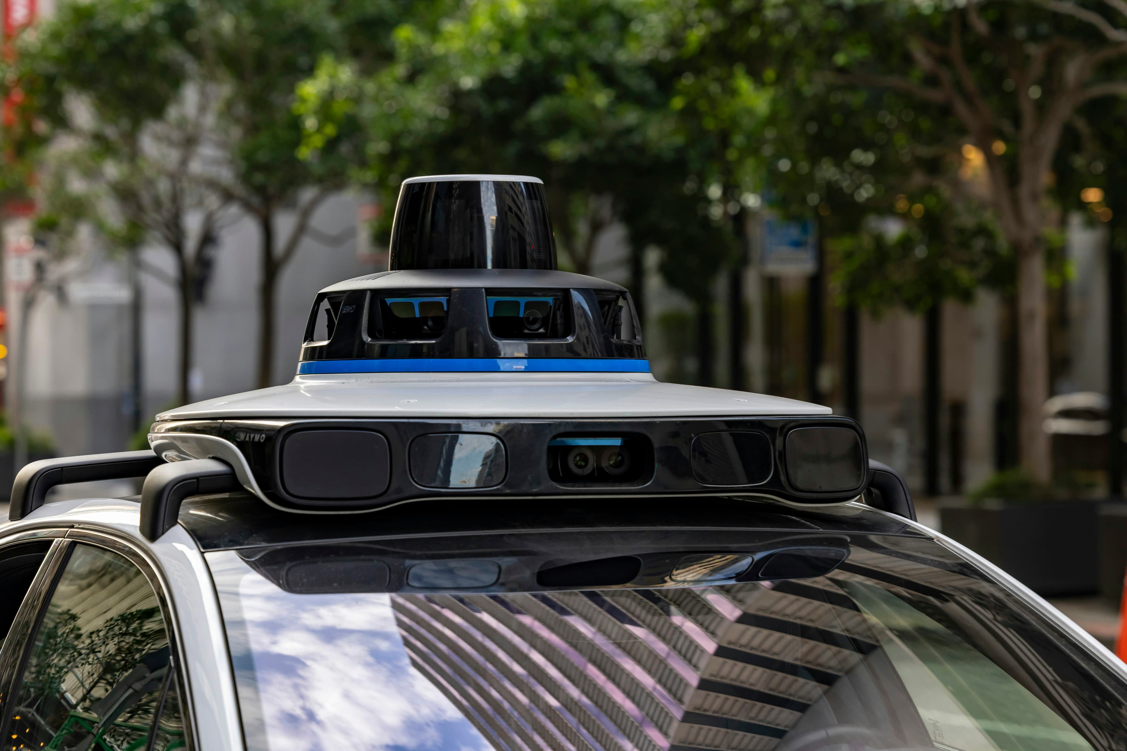 Véhicule autonome équipé de capteurs circulant dans une rue de ville