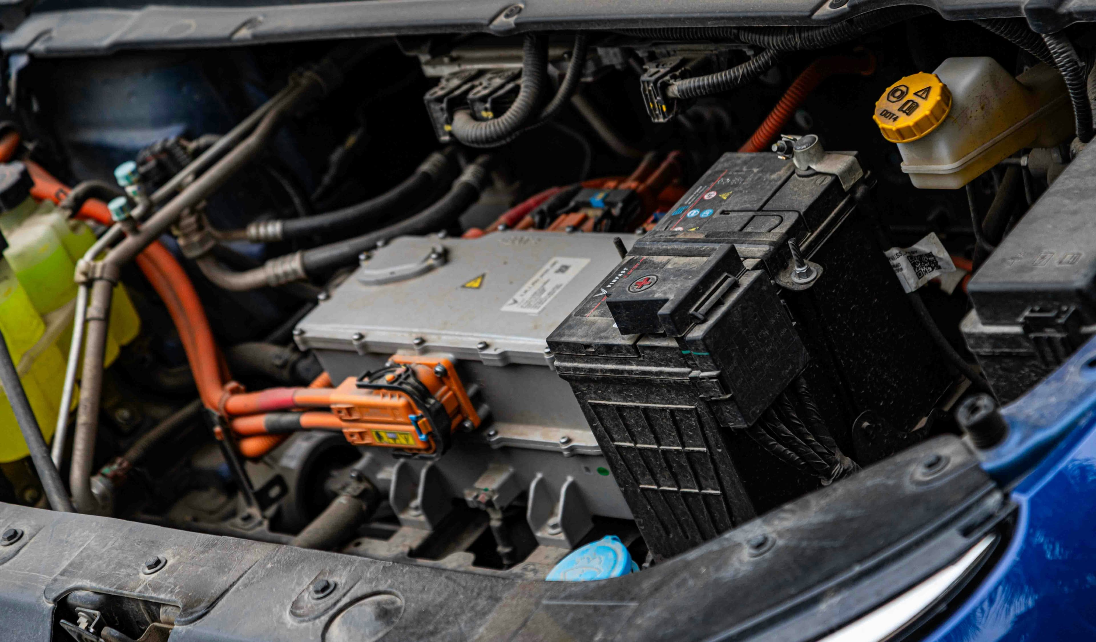 Chaîne de traction de véhicule électrique avec faisceaux de câbles et éléments de batterie