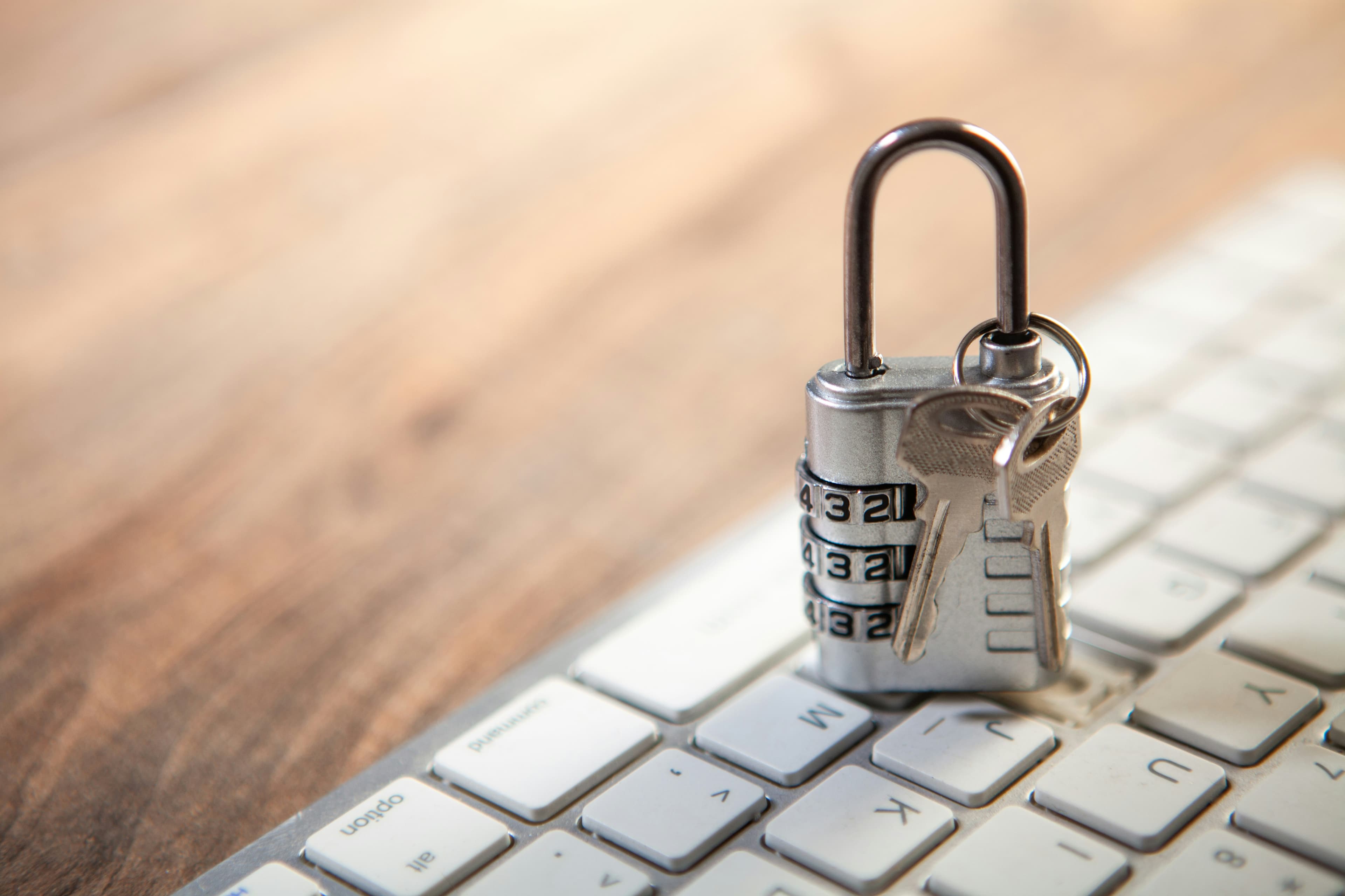 Un cadenas et des clés posés sur un clavier d'ordinateur, symbolisant la sécurité informatique