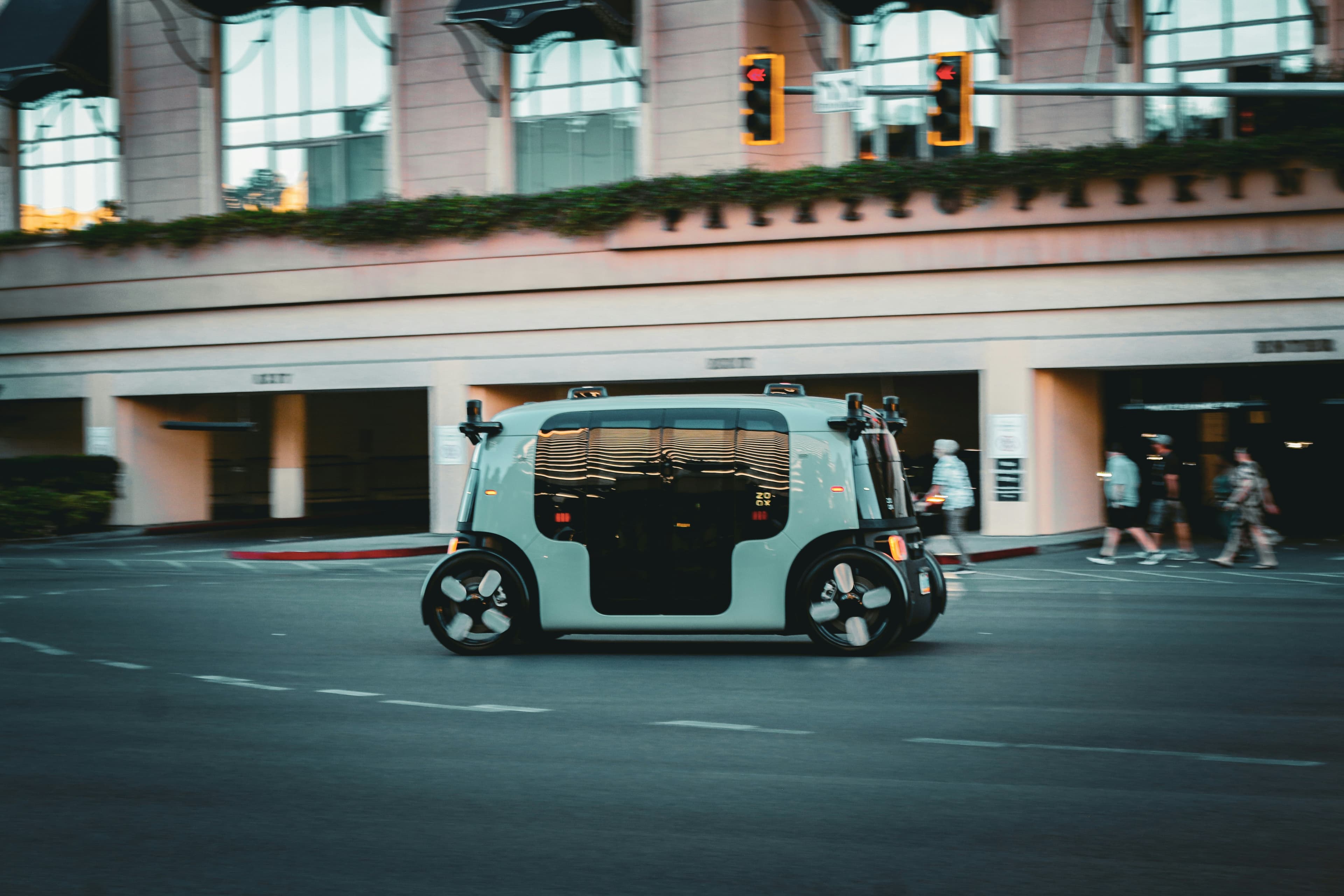 Véhicule autonome circulant dans une rue de ville américaine