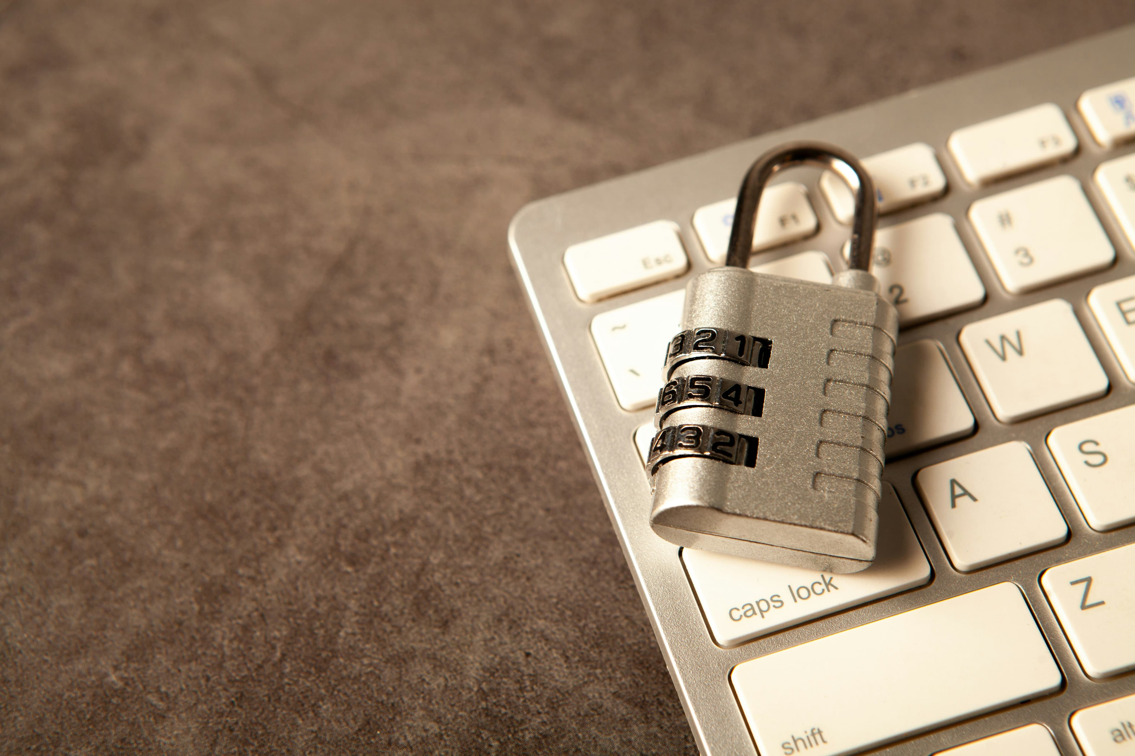 Cadenas posé sur un clavier d'ordinateur, symbole de sécurité informatique