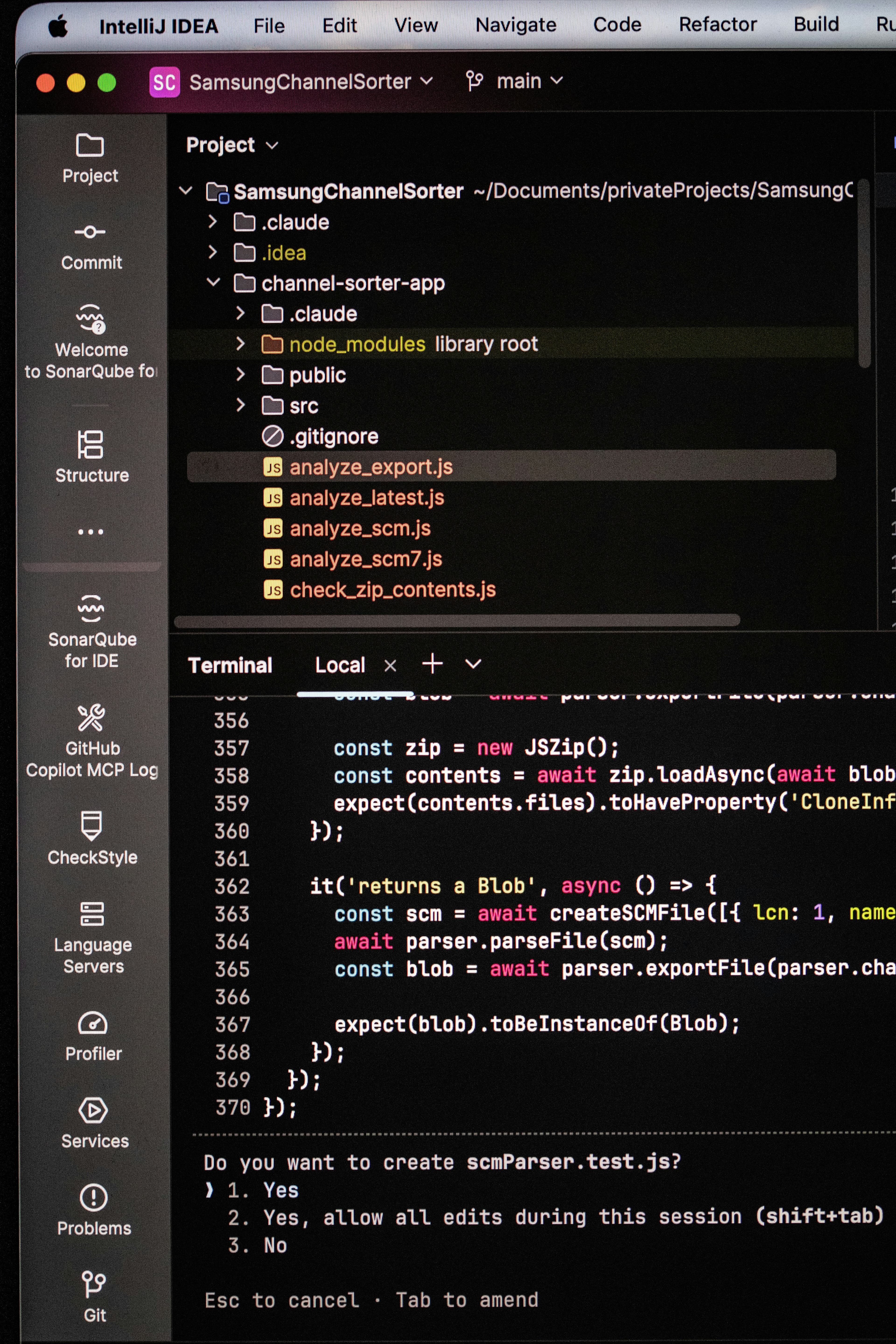Écran d'ordinateur affichant du code et une sortie de terminal