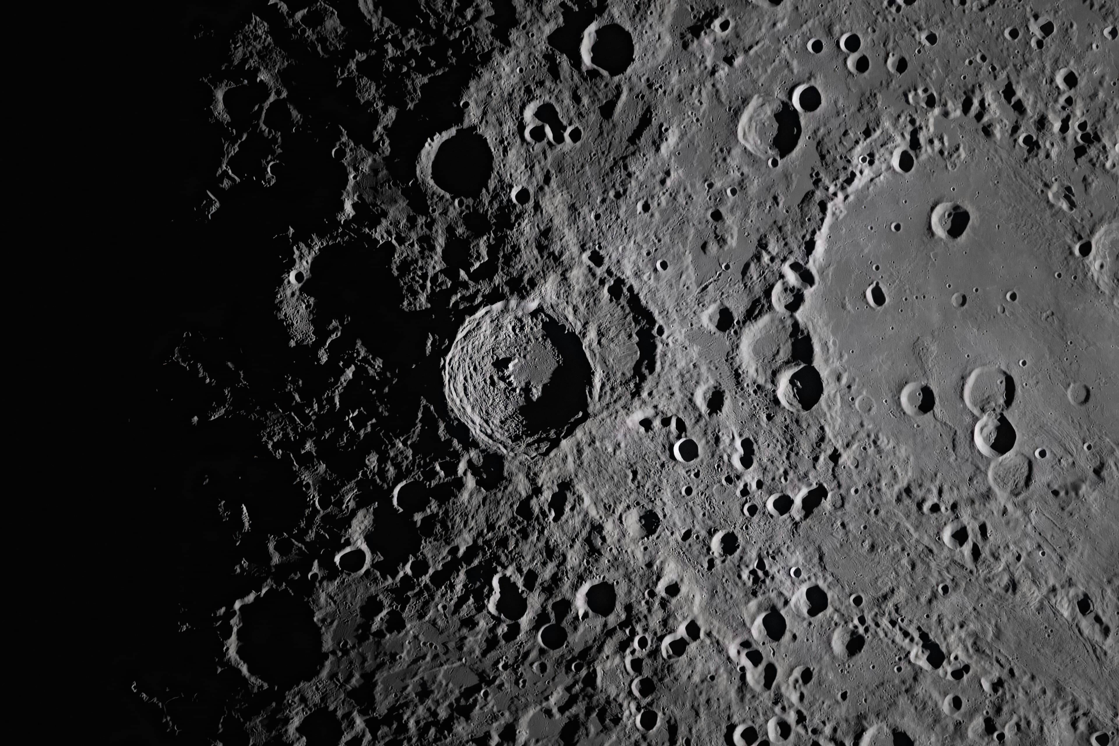 Vue rapprochée de la surface cratérisée de la Lune