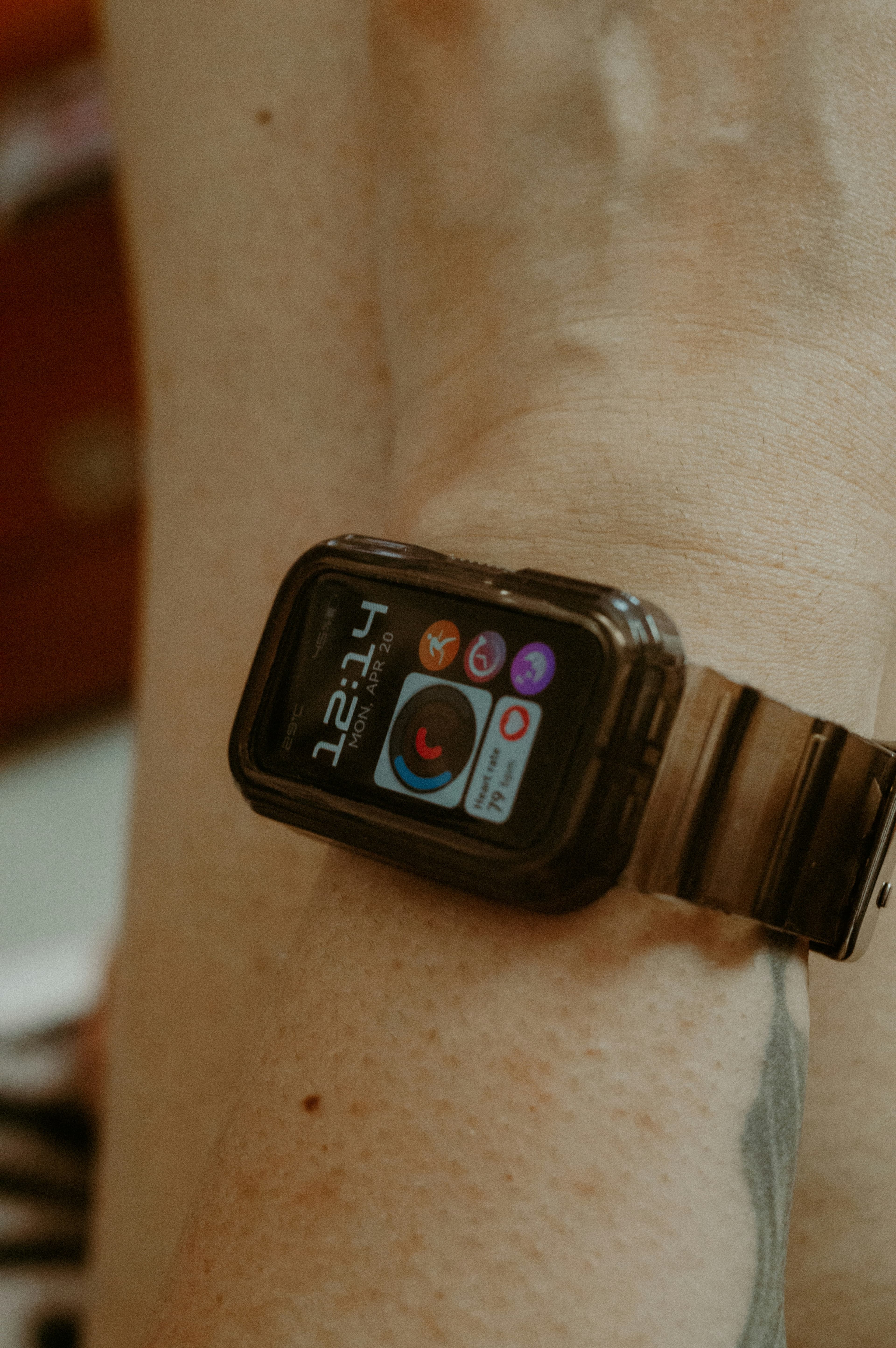 Gros plan sur une montre connectée portée au poignet