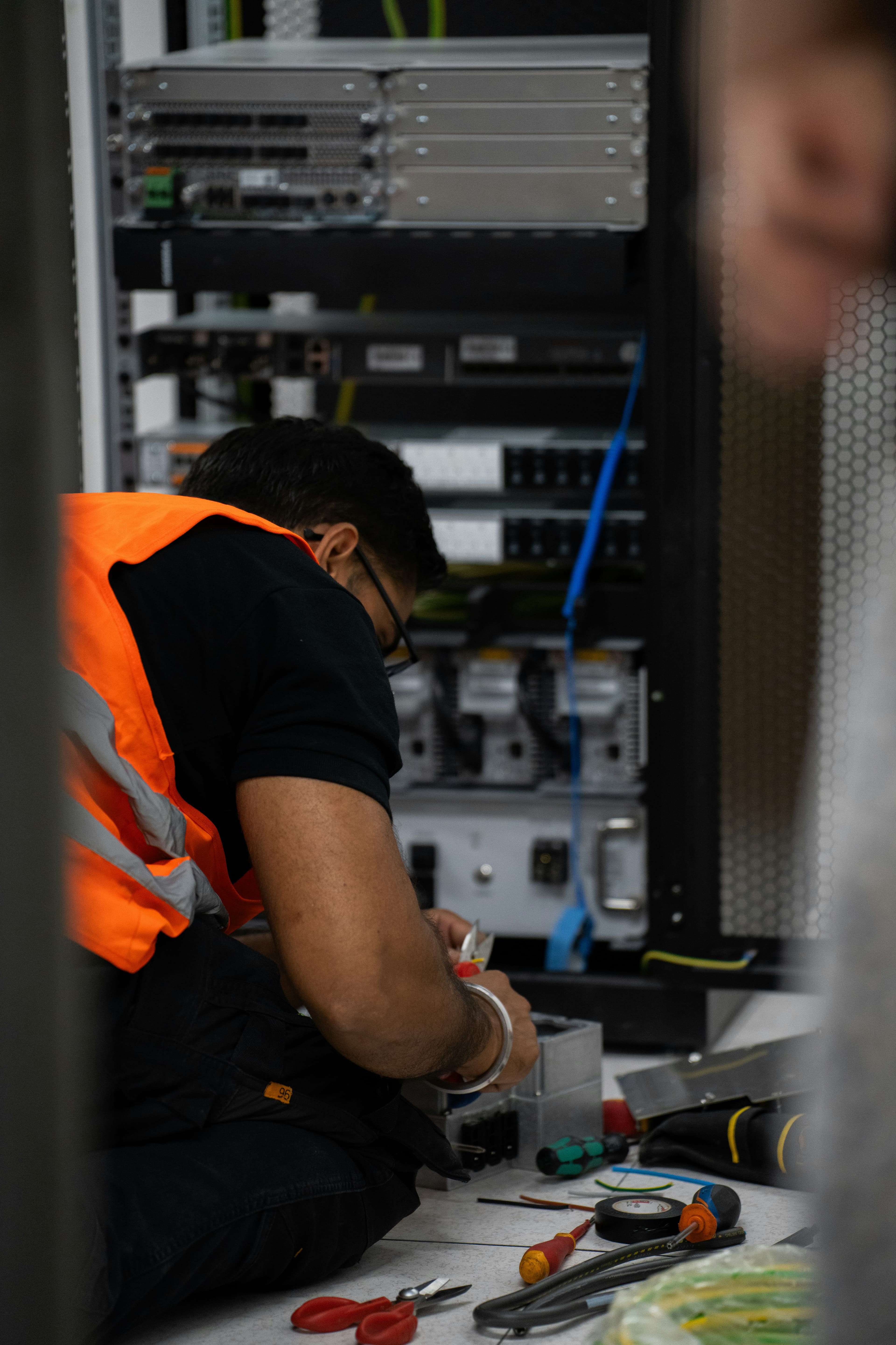 Technicien effectuant une opération de maintenance sur des serveurs en data center