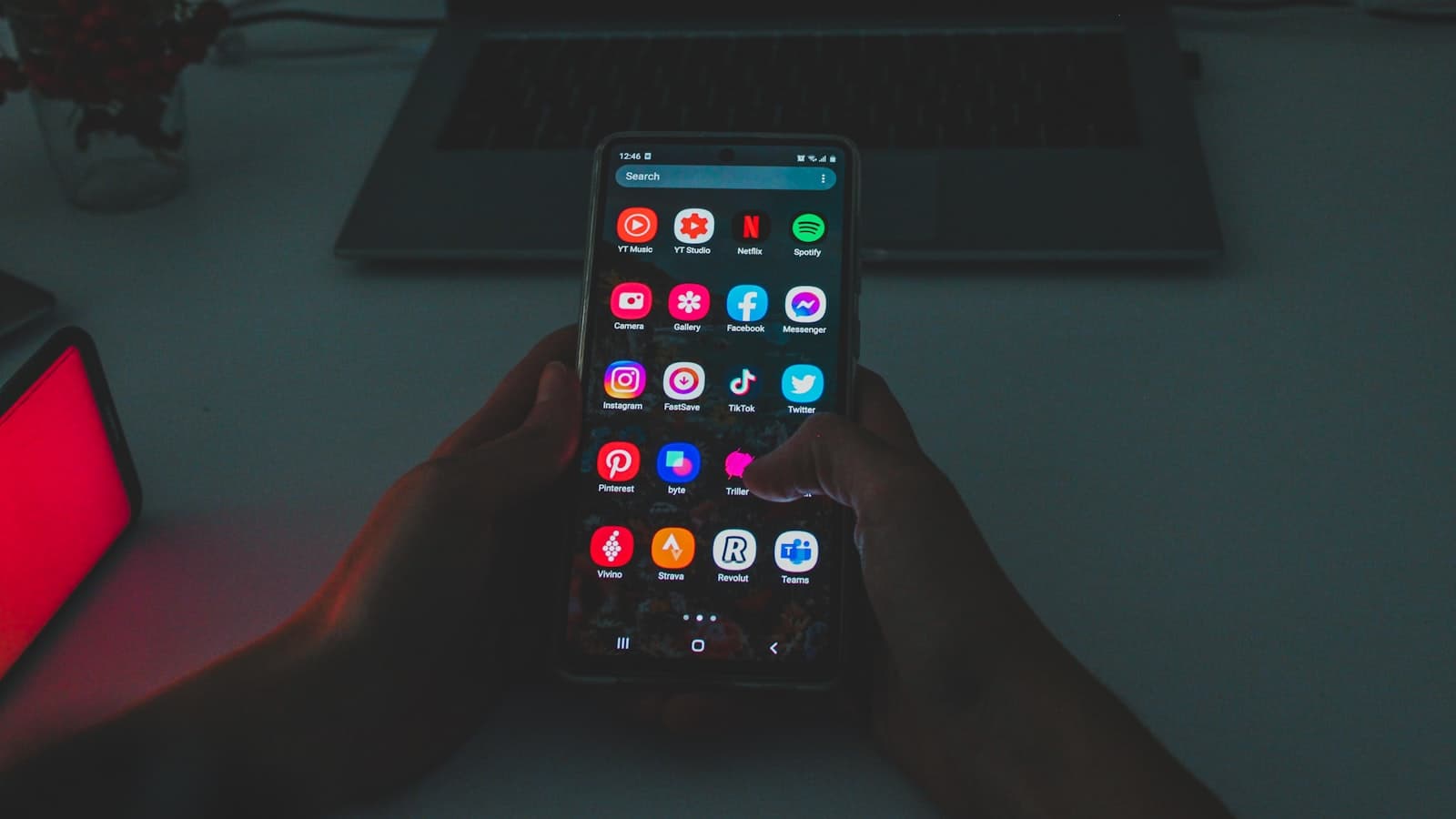 Smartphone Android noir allumé affichant une grille d'icônes.