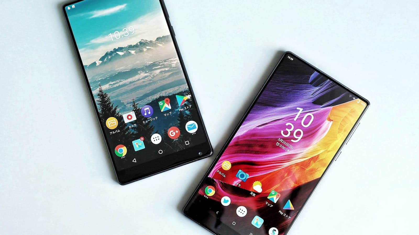 Deux téléphones posés côte à côte sur une surface blanche, l'un ouvert et l'autre fermé.